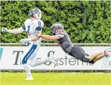  ?? FOTO: FLORIAN WOLF ?? Der Spitzenrei­ter Ravensburg Razorbacks (links Michael Mayer im Spiel gegen Kirchdorf) trifft in der German-Football-League 2 Süd zweimal in Folge auf den Verfolger aus Nürnberg.