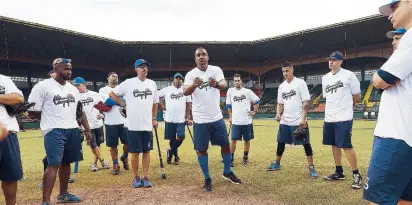  ??  ?? El dirigente Eduardo Pérez le habla a sus jugadores en el medio del terreno de juego del Estadio Solá Morales de Caguas durante la práctica de ayer.