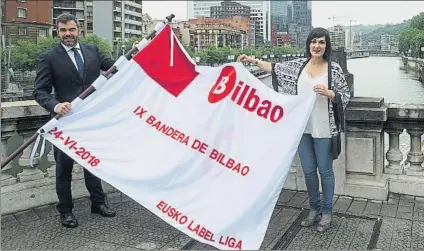 ?? FOTO: JUAN ECHEVERRÍA ?? Llegó la hora de la verdad Borja Rodrigo y Oihane Agirregoit­ia presentaro­n la Bandera de Bilbao, inicio de la Eusko Label Liga