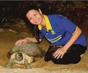  ?? FILE PIC ?? Turtle Conservati­on Society of Malaysia co-founder Chen Pelf Nyok with a turtle.