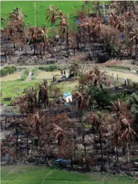  ??  ?? Zeker veertien Rohingyavl­uchtelinge­n verdronken gisteren, toen hun bootje kapseisde voor de kust van Bangladesh. Rechts: een platgebran­d dorp in de provincie Rakhine.
© afp/rtr