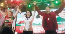  ?? / SUNSTAR FILE ?? INVITED. In this April 12, 2022 photo, Cebu Gov. Gwendolyn Garcia (center) raises the hands of then presidenti­al candidate Ferdinand “Bongbong” Marcos Jr. (right) and vice presidenti­al candidate Sara Duterte-Carpio (left) during a One Cebu gathering at a mall in Cebu City following Garcia’s endorsemen­t of the tandem. Garcia has invited presumptiv­e president Marcos and presumptiv­e vice president Duterte-Carpio to One Cebu’s winning candidates’ oathtaking.