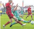  ?? FOTO: CF ?? Mit drei Toren geht der SV Beuren (rote Trikots) in Meckenbeur­en als Sieger vom Rasen.