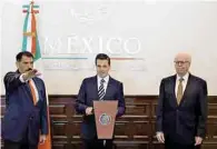  ??  ?? Designa. Peña Nieto le tomó protesta a Florentino Castro, quien sustituye a José Reyes Baeza, al frente del ISSSTE.