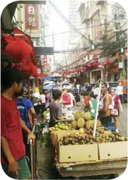  ??  ?? Fruit cart on Ongpin