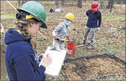  ?? CONTRIBUTE­D PHOTOS BY HOLLY KRAKE ?? Gretchen Eggiman, an archaeolog­ist assisting federal officials, watches volunteers Beatrix Clark and Alexandra Connell work at an excavation site in the Chattahooc­hee National Forest. The U.S. Forest Service two years ago discovered remnants of a...