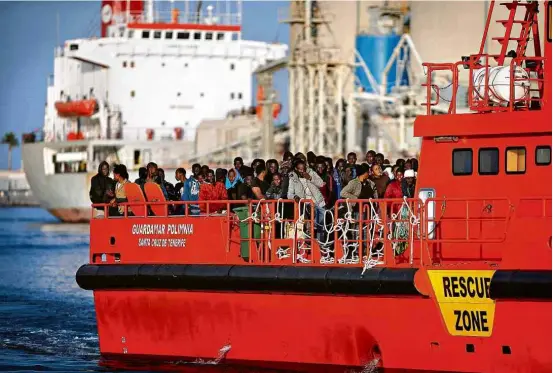  ??  ?? Migrantes resgatados no mar Mediterrân­eo chegam ao porto de Málaga (Espanha) nesta segunda-feira (18); problema é crescente no mundo