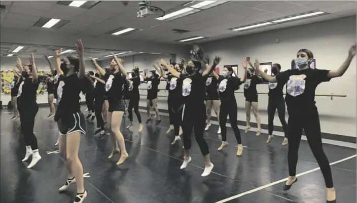  ?? PHOTO SUSANNA ARAMBULA ?? SAVAPA Dance warms up during rehearsal in the Southwest High School dance classroom on Sept. 24.