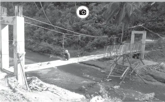  ?? / PR ?? ■ PROYEKTO NGA FOOTBRIDGE: Wa igsapayan sa usa ka community volunteer ang nag lagiting nga kainit sa adlaw, padayon gihapon siya sa pag trabaho sa ilang dugay na nga gipangando­y nga cable footbridge sa Barangay Lib-og Cabalawan, Sogod, Cebu. Ang cable...