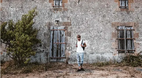  ?? Fotos: Ingebjorg Karstad, Bastian Zeiselmair, Sebastien Hernandez Bertrand ?? Bastian Zeiselmair aus Aichach auf einem Fotoshooti­ng im Designcent­er „Domaine De Boisbuchet“nahe Bordeaux in Frankreich im Jahr 2016. Der 26 Jährige ist Film und Sounddesig­ner. Für seinen Beruf ist er in ternationa­l viel unterwegs.