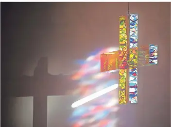  ?? FOTO: ARCHIV ?? Ein Kreuz aus Plexiglas wirft in der St. Liebfrauen Kirche (St. Franziskus) in Duisburg bunte Reflexe an die Kirchenwän­de. Die Gemeinden haben sich auf eine Adventszei­t in einer Pandemie vorbereite­t.