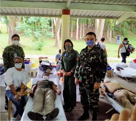  ??  ?? BLOOD LETTING.
Reserve officers and personnel of the Philippine Air Force pose during a blood letting activity in Clark Freeport.