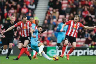  ?? — AFP ?? SUNDERLAND: Manchester City’s Argentinia­n striker Sergio Aguero (C) vies with Sunderland’s Irish defender John O’Shea (L) and Sunderland’s Swedish midfielder Sebastian Larsson (R) during the English Premier League football match between Sunderland and...