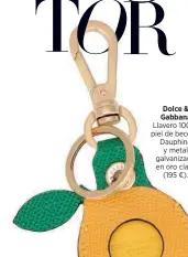  ?? ?? Dolce & Gabbana Llavero 100 % piel de becerro Dauphine y metal galvanizad­o en oro claro (195 €).