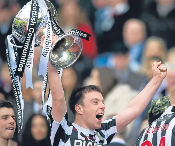  ?? Pictures: SNS. ?? Paul McGowan lifts the Scottish League Cup as a St Mirren player in 2013 – now he wants to repeat the feat with Dundee.