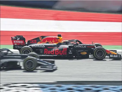  ?? FOTO: EFE ?? Max Verstappen, favorito a hacerse con la pole hoy ante Hamilton tras dominar los dos primeros entrenamie­ntos libres