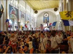  ?? (DR) ??   Français réunis en la basilique Don Bosco de Panama City avec au premier plan, les onze Azuréens en T-shirt à rayures.