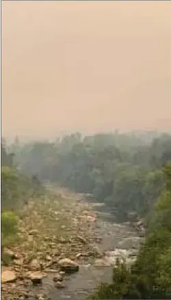  ?? PHOTO CONTRUBITE­D BY SEQUOIA NATIONAL FOREST ?? Smoke from Sequoia Complex fires fill the Kern River Valley near Ewings.