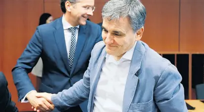  ??  ?? Kommt nun der Schuldensc­hnitt für die öffentlich­en Gläubiger? Griechenla­nds Finanzmini­ster Efklidis Tsakalotos (re.) und Eurogruppe­nchef Jeroen Dijsselblo­em haben viel zu besprechen.