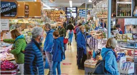  ??  ?? Selbst in Corona‰Zeiten ist der Stadtmarkt ein beliebter Treffpunkt, vor allem auch am Samstag.
Bild: Klaus Rainer Krieger