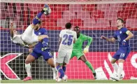  ?? UEFA.COM ?? GOL TERBAIK: Aksi striker FC Porto Mehdi Taremi ketika membobol gawang Chelsea dalam second leg perempat final Liga Champions 2020–2021.