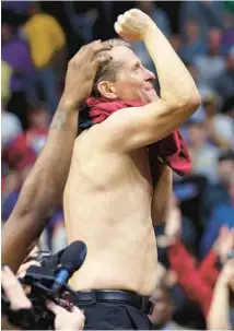  ?? MICHAEL REAVES/GETTY ?? Arkansas coach Eric Musselman celebrates with the crowd after beating Kansas on Saturday in Des Moines, Iowa.