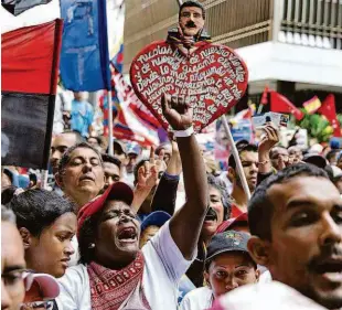  ?? Ricardo Mazalan/ap ?? Apoiadores do ditador venezuelan­o, Nicolás Maduro, se manifestam em frente ao Conselho Nacional Eleitoral em Caracas; União Europeia condena eleições