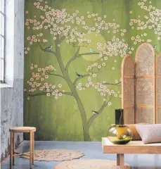  ?? FOTO: DTI; RASCH/DPA ?? Tapeten wie Wandgemäld­e: Gezeichnet­e Naturmotiv­e gehören auf die in diesem Jahr angesagten Tapeten.
