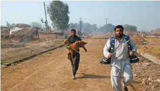  ?? AGENCE FRANCE-PRESSE ?? Des villageois fuyaient après un bombardeme­nt, en janvier, à la frontière entre l’Inde et le Pakistan.