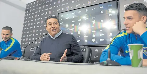  ?? GERMAN GARCIA ADRASTI ?? Contundent­e. Angelici con Benedetto y Pavón, ayer. “No hay posibilida­d que Tevez vuelva ahora”, dijo el presidente.