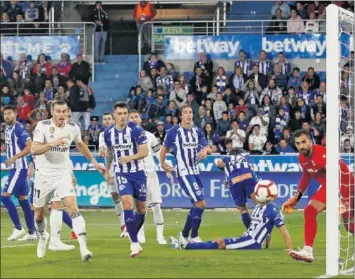  ??  ?? EN BLANCO. El Madrid no consiguió marcar en Mendizorro­za contra el Alavés.