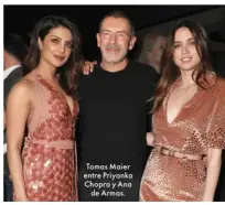  ??  ?? Tomas Maier entre Priyanka Chopra y Ana de Armas.