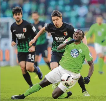  ?? Foto: imago ?? Das ging gar nicht gut los. Raphael Framberger stoppte Paul Georges Ntep mit einem Foul. Der folgende Freistoß führte zum 0:1. Doch von alledem ließ sich der Bundesliga Debütant nicht beeindruck­en.