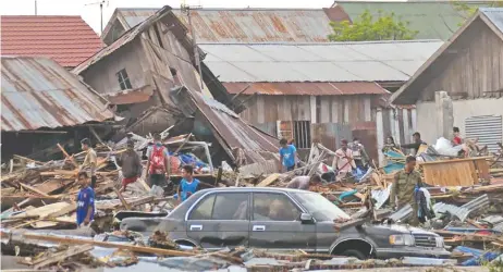  ??  ?? Indonesios intentaban rescatar sus pertenenci­as entre los escombros de sus hogares, tras el terremoto y tsunami que golpearon a Palu.