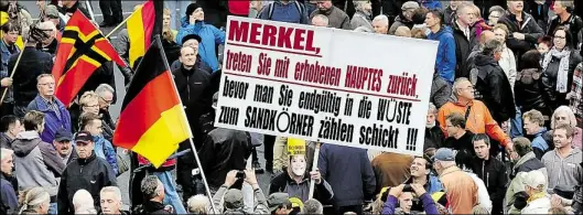  ?? DPA-BILD: WILLNOW ?? „Merkel muss weg“: Pegida-Anhänger brüllen in Dresden hasserfüll­te Parolen.