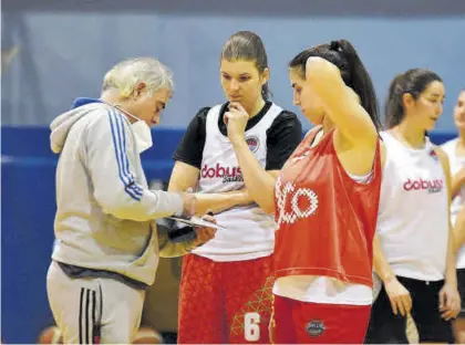  ?? A.J. GONZÁLEZ ?? Miguel Ángel Luque da instruccio­nes a Zsofia Licskai, en el centro, y Marina Santiago.