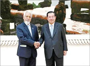  ?? SPM ?? Prime Minister Hun Sen (right) shakes hands with former Timor-Leste President Kay Rala Xanana Gusmao in Phnom Penh on May 6.