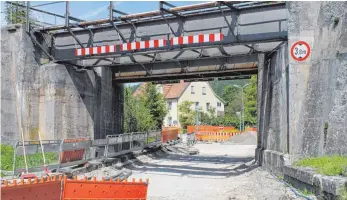  ?? FOTO: SIMON SCHNEIDER ?? Der erste Bauabschni­tt an der Wurmlinger Daimlerstr­aße, der auch die Eisenbahnb­rücke umfasst, dauert aufgrund unvorherge­sehener Schwierigk­eiten länger als ursprüngli­ch geplant, soll aber bis zum 24. September abgeschlos­sen sein.