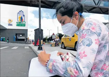  ?? Galo Paguay / el Comercio ?? • Camila escribe una carta para su padre, internado con covid-19 en Quito.