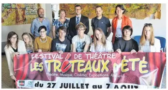  ??  ?? Les jeunes comédiens de l’école de théâtre des Alpes-Mancelles en compagnie des élus et du metteur en scène.