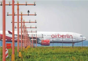  ?? FOTO: DPA ?? Ein Air-Berlin-Jet rollt in Berlin am Flughafen Tegel zur Startbahn: Für die insolvente Fluggesell­schaft gibt es offenbar deutlich mehr Interessen­ten als bisher bekannt.
