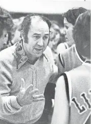  ?? ARCHIVES] [OKLAHOMAN ?? Lindsay coach Charlie Heatley talks things over with his players during a break in the action in 1980.
