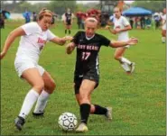  ?? AUSTIN HERTZOG - DIGITAL FIRST MEDIA ?? Boyertown’s Morgan Kline (17) and Pennsbury’s Rosie Bostian battle for the ball Friday.