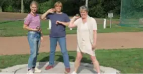  ?? FOTO JAA ?? Schepen Anke Fierens (rechts), SAC-voorzitter Diana Wuyts en sportconsu­lent Evelien Smet testen de vernieuwde kogelstoot-stand uit.