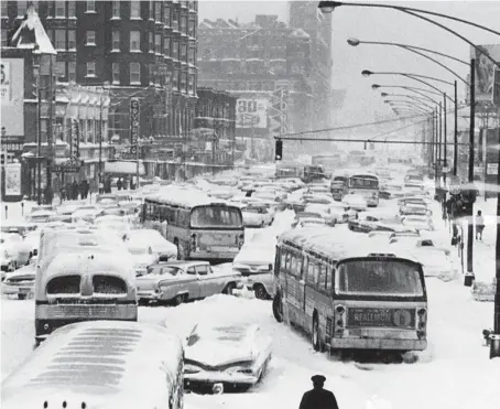  ?? MICHAEL BUDRYS/CHICAGO TRIBUNE ?? Cars and buses are stuck on Cermak Road, east of Wabash Avenue, at noon on Jan. 27, 1967.