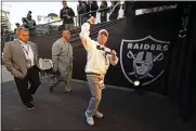  ?? JOSE CARLOS FAJARDO/ BAY AREA NEWS GROUP ARCHIVES ?? Speculatio­n of the Raiders’ next destinatio­n before moving to a $1.9 billion Las Vegas stadium in 2020 has run wild since team owner Mark Davis, center, on Wednesday said he is considerin­g “all options.”