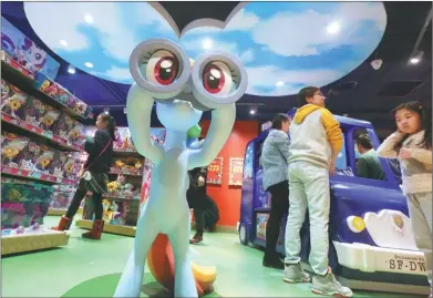  ?? DA WEI / FOR CHINA DAILY ?? UK toy store Hamleys opens an outlet in Beijing’s Wangfujing shopping street on Dec 23, 2017.