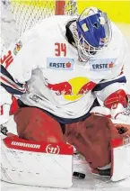  ?? BILD: SN/GEPA ?? Der EC Red Bull Salzburg (Stephen Michalek) ist am Boden.