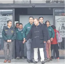  ?? ATON CHILE ?? El sargento de Gendarmerí­a fue saludado por sus colegas al salir del recinto en el que permaneció detenido |