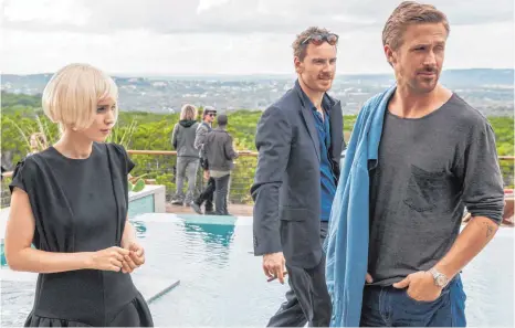  ?? FOTO: BROAD GREEN PICTURES ?? „Song to Song“erzählt von einer Dreiergesc­hichte zwischen der selbstzers­törerische­n Faye (Rooney Mara, links), dem Zyniker Cook (Michael Fassbender, Mitte) und dem Romantiker BV (Ryan Gosling, rechts). Der Film kommt am 25. Mai in die Kinos.